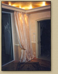 Deckenvoute mit Lichtleiste und Vorhang